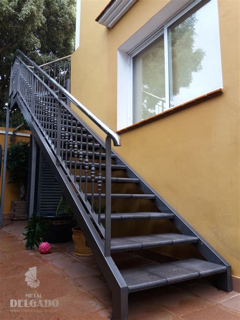 escaleras de metal para exteriores